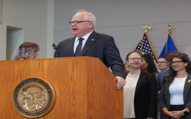Pilpres AS: Tim Walz, Mantan Pelatih Sepak Bola Pilihan Kamala Harris
