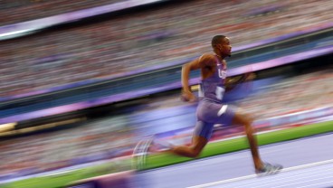 Tercecer di Awal Balapan, Quincy Hall Rebut Emas di Nomor Lari 400 Meter