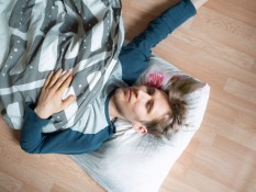 Cara Mengurangi Kebiasaan Mendengkur Saat Tidur