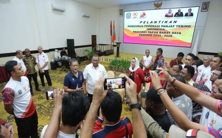 Rocky Gerung usai pelantikan Pengprov FPTI Papua Barat Daya di Hotel Vega, Sorong, Papua Barat Daya, Kamis (18/4/24) - FPTI