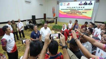 Ketika Rocky Gerung dan Kaesang Akur di Satu Wadah Panjat Tebing