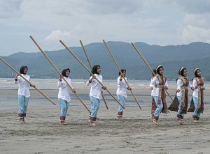 Pertunjukan Tarian Tradisional di Pesisir Konawe