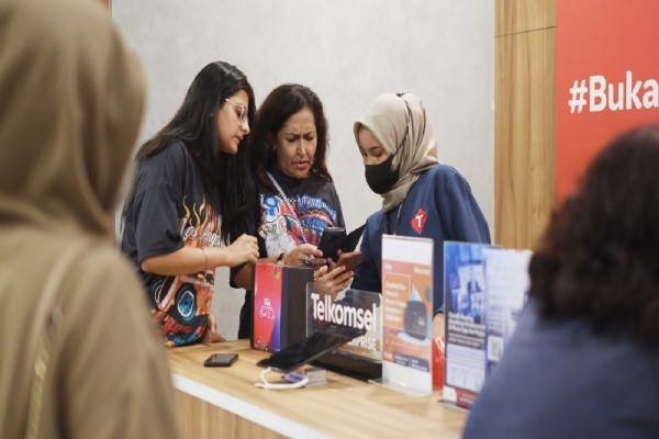 Petugas Telkomsel melayani pelanggan/Dok. Telkomsel