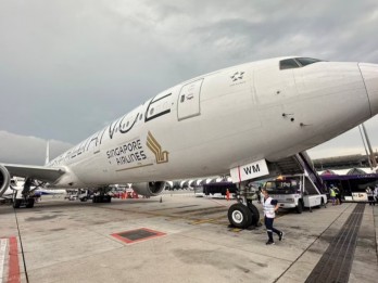 Pesawat Singapore Airlines Keluarkan Asap Saat Mendarat, Bandara Narita Tutup Landasan Pacu