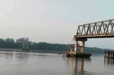 Tertabrak Tongkang Batu Bara, Jembatan Lalan di Muba Ambruk dan Akses Jalan Terputus