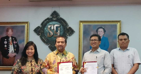 President Director Sahid Hotels & Resorts Hariyadi Sukamdani dan Direktur Utama PT Urban Niaga Kreasi Taslinudin menandatangani perjanjian kerja sama pada Rabu (14/8/2024). Hal ini menandai bergabungnya Sahid Wassenaar Cianjur ke Sahid Hotels & Resorts - Bisnis/Ni Luh Anggela.