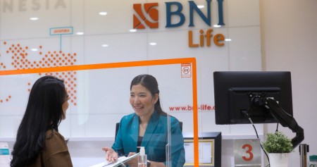 Karyawan melayani nasabah dikantor cabang PT BNI Life Insurance di Jakarta. Bisnis/Abdurachman