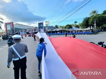 Pembentangan Bendera Merah Putih 12,77 Kilometer di Manokwari Raih Rekor Muri