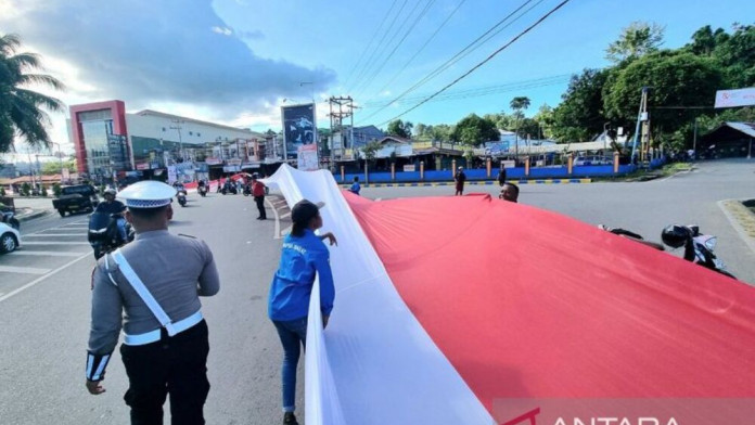 Pembentangan Bendera Merah Putih 12,77 Kilometer di Manokwari Raih Rekor Muri