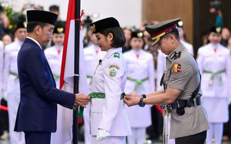 Presiden Joko Widodo (Jokowi) secara simbolis mengukuhkan Paskibraka Tingkat Pusat Tahun 2024 kepada Violetha Agryka Sianturi mewakili rekan-rekannya, di Istana Garuda, Ibu Kota Nusantara (IKN), Selasa (13/8/2024) - Setpres/Muhclis Jr