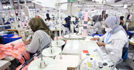 Ilustrasi sejumlah karyawan tengah memproduksi pakaian jadi di salah satu pabrik produsen dan eksportir garmen di Bandung, Jawa Barat beberapa waktu lalu. Bisnis/Rachman.