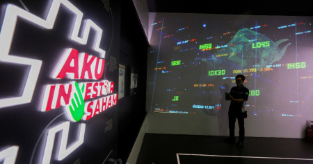 Pengunjung beraktivitas di main hall Bursa Efek Indonesia di Jakarta, Senin (22/7/2024). Bisnis/Abdurachman
