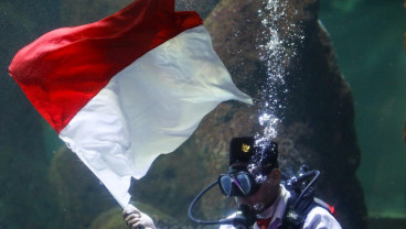 Gladi Bersih Pengibaran Bendera Dalam Air