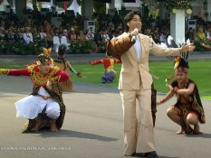 Jelang Upacara 17 Agustus, Vidi Aldiano Nyanyi Lagu Zamrud Khatulistiwa di Istana Merdeka