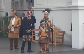 Foto Gibran Rakabuming Raka dan Jan Ethes Pakai Baju Adat Papua di Upacara 17 Agustus