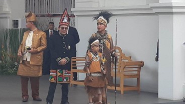 Foto Gibran Rakabuming Raka dan Jan Ethes Pakai Baju Adat Papua di Upacara 17 Agustus