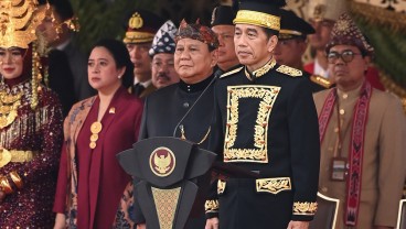 Berbaju Adat Kaltim dan Betawi, Jokowi-Prabowo Pimpin Upacara HUT ke-79 di IKN