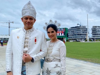 Foto AHY & Annisa Pohan Pakai Baju Adat saat HUT RI di IKN, Bak Pengantin Baru!