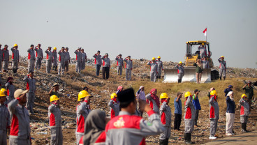 Upacara HUT RI di TPA Jabon Sidoarjo