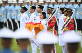 Maruf Amin dan Gibran Saksikan Upacara Penurunan Bendera Merah Putih dari Istana Merdeka