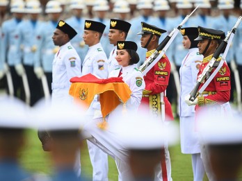 Maruf Amin dan Gibran Saksikan Upacara Penurunan Bendera Merah Putih dari Istana Merdeka