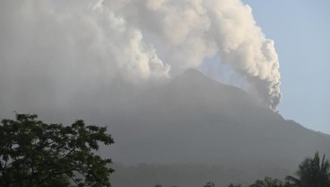 Gunung Lewotobi Laki-laki Erupsi Setinggi 1.500 Meter