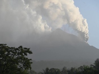 Gunung Lewotobi Laki-laki Erupsi Setinggi 1.500 Meter