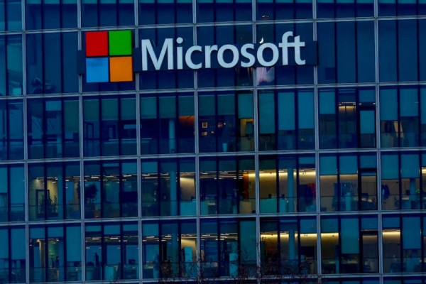 Cara mematikan fitur auto update Windows secara permanen. Logo Microsoft di salah satu gedung/Reuters