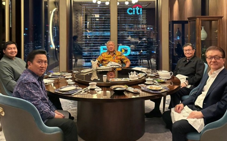 Politisi PDI Perjuangan (PDIP) Maruarar Sirait makan malam bersama konglomerat ternama Indonesia, yaitu Sugianto Kusuma alias Aguan, Prajogo Pangestu, Franky Oesman Widjaja, hingga Boy Thohir. Dok IG maruararsirait.