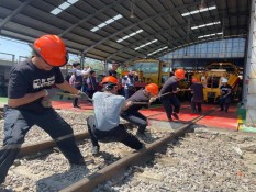 Keseruan Lomba Tarik Kereta Api di Cirebon, Rayakan HUT RI