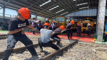 Keseruan Lomba Tarik Kereta Api di Cirebon, Rayakan HUT RI