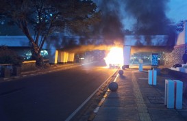 Sedan Terbakar di Bawah Jembatan Lintasan Kereta Api, Ini Kata Daop 2 Bandung