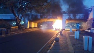 Sedan Terbakar di Bawah Jembatan Lintasan Kereta Api, Ini Kata Daop 2 Bandung