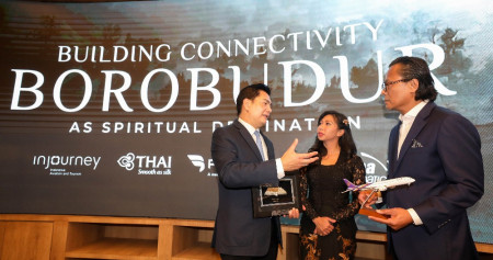 Direktur Utama InJourney Dony Oskaria (dari kanan) bersama dengan Direktur Pemasaran dan Komersial Injourney Maya Watono dan Director of Sales Thai Airways Wit Kitchachorn saat acara penandatanganan perjanjian kerjasama antara InJourney dan Thai Airways di Jakarta, Senin (19/8/2024)/JIBI/Bisnis/Eusebio Chrysnamurti