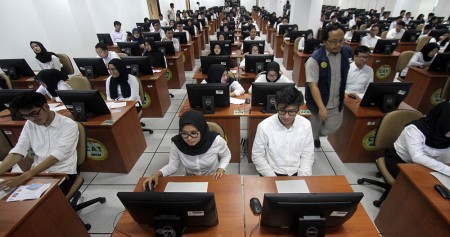 Peserta mengikuti Seleksi Kompetensi Dasar (SKD) berbasis Computer Assisted Test (CAT) untuk Calon Pegawai Negeri Sipil (CPNS) di kantor Badan Kepegawaian Negara (BKN) Pusat, Jakarta. Bisnis/Bisnis/Arief Hermawan P