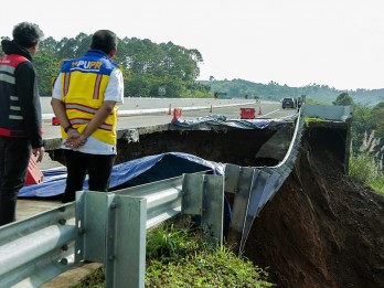 Jalan Lintas Riau-Sumbar di Kampar Amblas, Pengendara Disarankan Lewat Jalur Alternatif