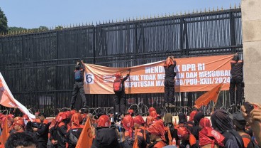 Foto-foto Demo "Peringatan Darurat" di Depan Gedung DPR Hari Ini