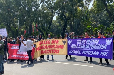 Massa Aksi Bentangkan Spanduk 'Baleg Pembangkang Konstitusi' di Depan MK