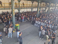 Merinding, Ribuan Massa Berkaos Hitam Gelar Aksi Indonesia Darurat Demokrasi di Malioboro