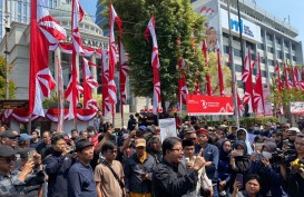 Massa Demo di Gedung MK: "Demokrasi Indonesia Dibegal Jokowi"