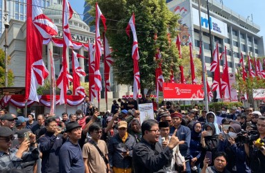 Massa Demo di Gedung MK: "Demokrasi Indonesia Dibegal Jokowi"