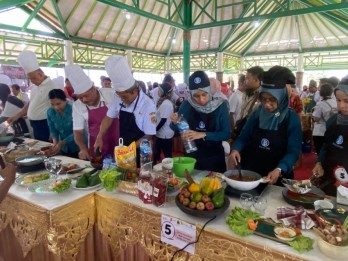 Pejabat Jadi Chef Demi Promosi Cabai Bubuk dan Pasta Bawang Merah