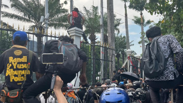 Demo Tolak Revisi UU Pilkada Ricuh, Pagar DPR RI Dijebol Massa!