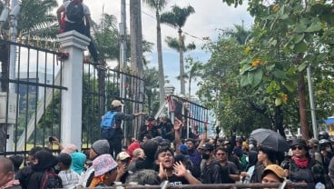 Detik-Detik Pagar Gedung DPR Dijebol Massa Demo RUU Pilkada