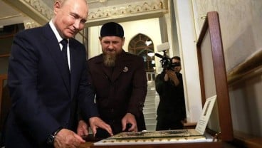 Video Putin Cium Alquran saat Kunjungi Chechnya Viral di Medsos