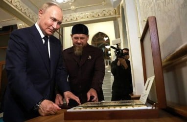 Video Putin Cium Alquran saat Kunjungi Chechnya Viral di Medsos