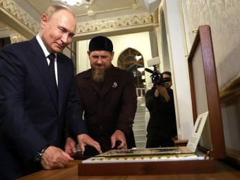 Video Putin Cium Alquran saat Kunjungi Chechnya Viral di Medsos