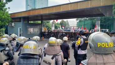 Massa Pendemo Jebol Pagar di Gerbang Pancasila Kompleks DPR