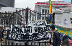 Massa Demo Kawal Putusan MK Berpenutup Muka Lempari Gedung DPRD Jabar dengan Batu