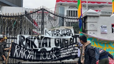 Massa Demo Kawal Putusan MK Berpenutup Muka Lempari Gedung DPRD Jabar dengan Batu